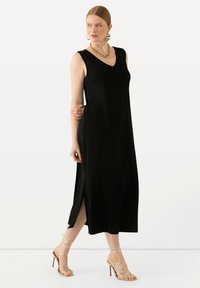 Ulla Popken MIDI EN TISSU FLUIDE LIGNE EN A COL EN V SANS MANCHES - Jerseykleid - black