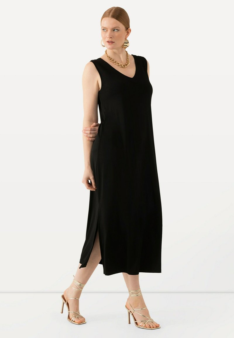 Ulla Popken MIDI EN TISSU FLUIDE LIGNE EN A COL EN V SANS MANCHES - Jerseykleid - black