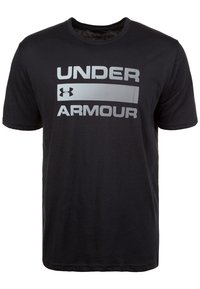 Svart bomull t-shirt med en framträdande silverfärgad "UNDER ARMOUR"-logotyp på framsidan, korta ärmar och rund halsringsning.