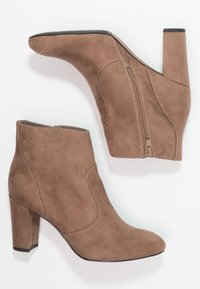 Hnědé kotníkové boty z broušené kůže s vysokým blokovým podpatkem, vybavené bočním zipem a hladkou texturou, s prohnutými liniemi a kontrastním prošitím.