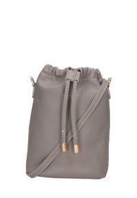 Borsa a zainetto in pelle grigia con un'accortezza in metallo dorato e una tracolla rimovibile. Morbida al tatto con dettagli cuciti.