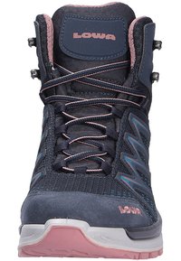 Dunkelblaue Wanderschuhe mit pinken Akzenten, aus Mesh- und Wildledermaterialien, strukturiertem Obermaterial und auffälligem Schnürsystem; solide Gummisohle.
