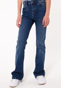 Dunkelblaue Jeans aus Denim mit geradem Bein, einem subtilen Waschung, Fünf-Taschen-Design und einem Knopf- sowie Reißverschluss.