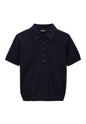 Polo à manches courtes bleu marine en matériau doux. Présente un col classique, une patte de boutonnage à six boutons, et des bordures côtelées aux manches.