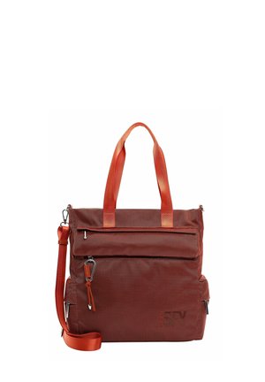 Borsa a spalla in tessuto rosso con doppio manico superiore e tracolla regolabile; presenta una tasca anteriore con zip e dettagli in metallo.