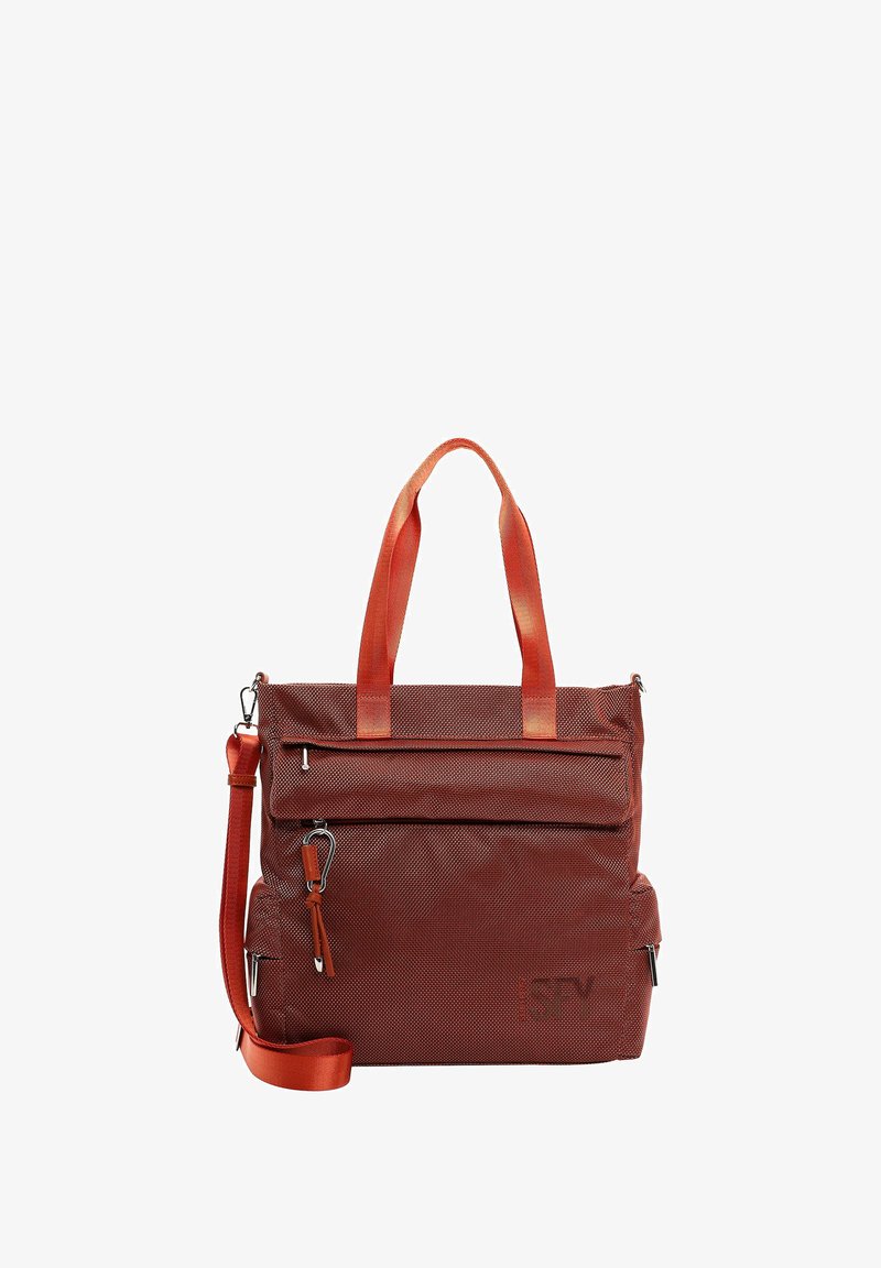 Rode textuurstof tote bag met dubbele handgrepen aan de bovenkant en een verstelbare schouderband; beschikt over een ritszak aan de voorkant en hardware-accenten.