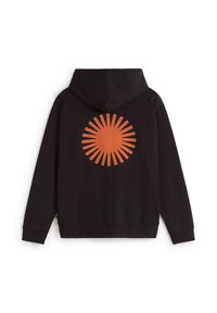 Čierna mikina s kapucňou s veľkým oranžovým slnečným výjavom na chrbte. Tkanina pôsobí mäkko, s voľným strihom a kapucňou.