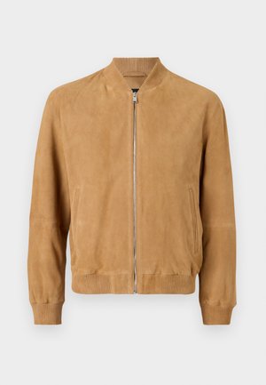 Hellbraune Wildleder-Bomberjacke mit Reißverschluss vorne, geripptem Kragen und Bündchen sowie seitlichen Taschen; glatte Textur mit minimalen Designdetails.