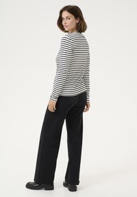 Kaffe LIDDY - Langarmshirt - chalk black fiery red heart
