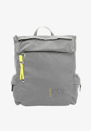 Sac à dos gris texturé avec tirette de fermeture éclair jaune, poches zippées à l'avant et sur le côté, poignée rembourrée et un compartiment spacieux pour le stockage.