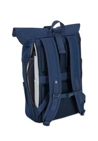Sac à dos roll-top bleu marine avec panneau arrière en mailles, bretelles réglables, plusieurs compartiments et une poche d'organisation. Finition en tissu durable.