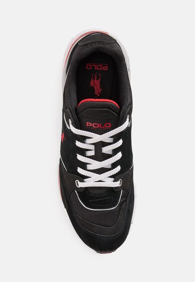 Czarne sneakersy z połączeniem zamszu i materiału siatkowego. Posiadają białe sznurówki, czerwone akcenty oraz markowy wkład z logo. Zaokrąglony kształt palców.