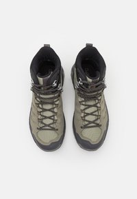 Le scarpe da trekking verdi presentano un materiale testurizzato, un supporto alto alla caviglia, dettagli neri e lacci multicolore marroni con un design pattern.