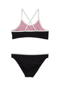 Maillot de bain deux pièces avec un bas noir côtelé et un haut en color block rose et noir avec des bordures blanches et des bretelles croisées.