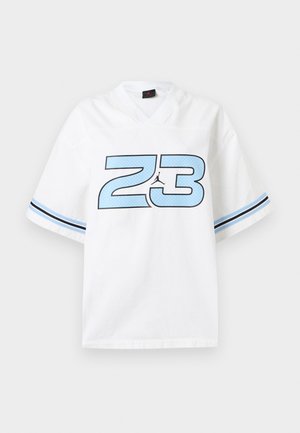 Maglia sportiva bianca a maniche corte con bordi delle maniche a strisce azzurro chiaro e nere, grande numero 23 blu con contorno nero e piccolo logo Jumpman al centro.