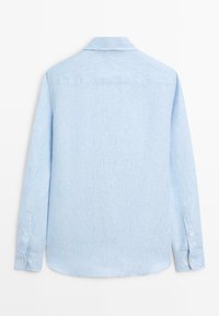 Chemise bleu clair à manches longues boutonnée vue de dos, avec un col et des poignets boutonnés, sur un fond blanc.