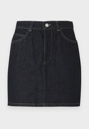 Mini-jupe en denim bleu foncé avec fermeture à boutons devant et fermeture éclair, passants pour ceinture et poches avant.