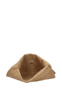 Borsa in suede color sabbia con una finitura morbida e testurizzata. L'interno è liscio e non foderato, con un piccolo dettaglio in metallo a forma di bottone.