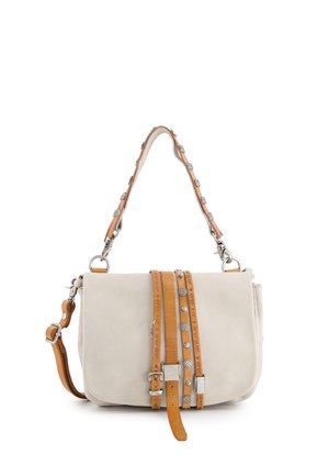 Beige Handtasche mit dekorativen hellbraunen Riemen mit silbernen Nieten und Schnallen, einem einzelnen oberen Griff und einem verstellbaren seitlichen Riemen.