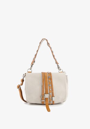 Beige handtas met decoratieve bruine bandjes met zilveren studs en gespen, een enkele bovenste handgreep en een verstelbare zijriem.