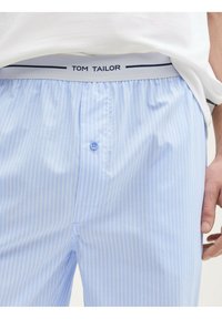 Svijetloplave prugaste pidžama hlače sa sivim pojasom označenim "TOM TAILOR", s kopčanjem na gumb i mekom teksturom tkanine.