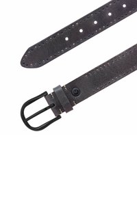 Dunkelgrauer Ledergürtel mit mehreren Löchern zur Anpassung, einer mattschwarzen Metall-Schnalle und sichtbaren Nähten entlang der Kanten.