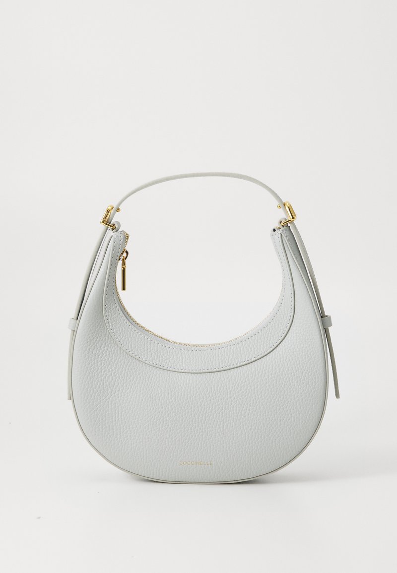 Sac à main en cuir gris clair avec un design incurvé, accents en métal doré, fermeture zippée et une seule bandoulière réglable. Surface texturée.