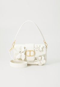 Sac à main en cuir blanc avec des accents floraux en trois dimensions, une fermeture à boucle dorée et une bandoulière amovible.
