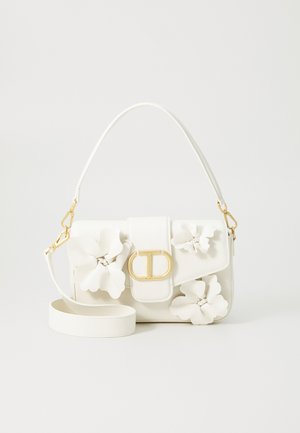 Sac à main en cuir blanc avec des accents floraux en trois dimensions, une fermeture à boucle dorée et une bandoulière amovible.