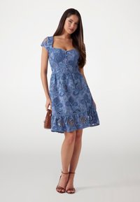 Guess ALLOVER-PRINT - Abito in maglia - mehrfarbig, grundton blau