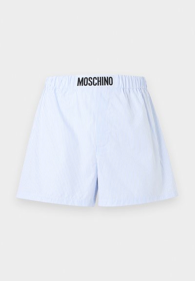 Φωτεινά γαλάζια και λευκά κάθετα ριγέ μποξεράκια με ελαστική μέση και μαύρο λογότυπο MOSCHINO σε λευκή ετικέτα.