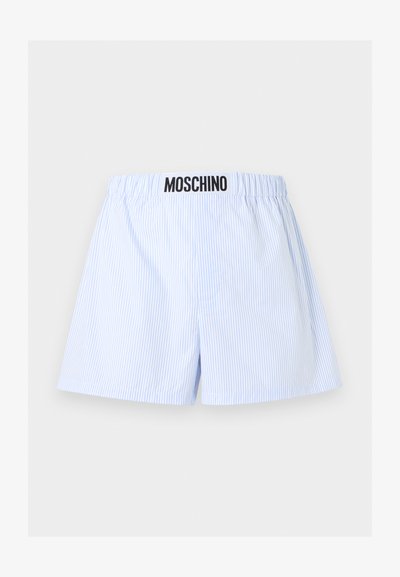 Φωτεινά γαλάζια και λευκά κάθετα ριγέ μποξεράκια με ελαστική μέση και μαύρο λογότυπο MOSCHINO σε λευκή ετικέτα.