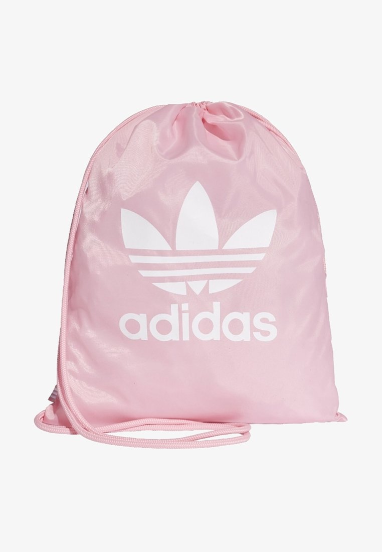 Rosa Adidas dragsäck med vitt Trefoil-logotyp och varumärkesnamn på framsidan, tillverkad av glänsande tyg.