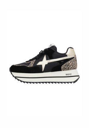 Sneaker neri e beige con accenti in stampa leopardata, logo a stella sul lato, suola bianca spessa con strisce nere e marchio "W6YZ" sul tallone.