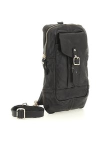 Borsa a tracolla in pelle nera con tasca anteriore con fibbia, chiusura con cerniera e tracolla regolabile su sfondo bianco.
