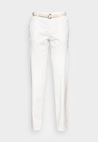 Pantalons en coton blancs à coupe droite, avec poches latérales et une ceinture tressée beige. Texture lisse et design minimaliste.