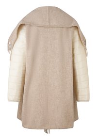 Béžový kabát s texturovaným vnějškem a hladkým, vycpaným krémovým interiérem. Obsahuje třásně na ramenou a volný střih.