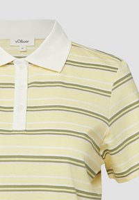 Polo rayé jaune, blanc et olive avec col blanc et trois boutons blancs sur la patte de boutonnage.