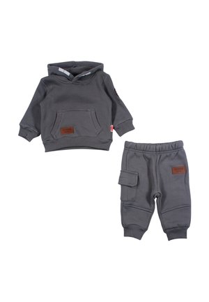Felpa con cappuccio per bambini piccoli in grigio scuro con tasca frontale e pantaloni abbinati con vita elastica e tasca cargo laterale, entrambi con patch in pelle del marchio.