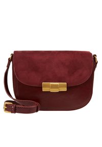 Borsa a tracolla in pelle bordeaux con finitura liscia, patta in camoscio e hardware in tono oro per garantire la chiusura. Include una tracolla regolabile.
