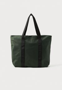 Bolsa de tela de nailon verde con asas negras de marca, forma rectangular, textura suave y diseño minimalista.