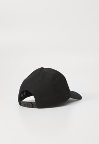 Juodas reguliuojamas kepurė, pagaminta iš audinio, su kreipta sąvarža, šešių panelių dizainu ir plastikiniu snapback užsegimu. Lygus paviršius be matomų raštų.