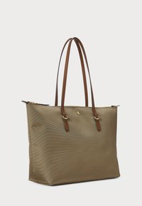 Saco tote bege com uma superfície texturizada, alças de couro castanho e ferragens douradas. Apresenta um fecho com zíper e detalhe do logótipo na frente.