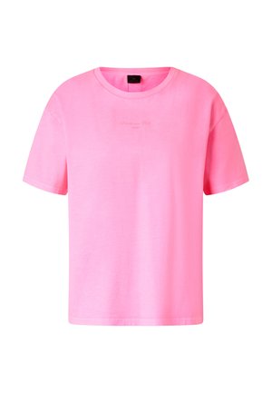 Felle roze T-shirt met korte mouwen, een ronde hals, subtiele tekst op de voorkant en een zwart label aan de binnenkant van de kraag.