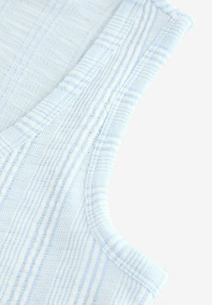 Haut sans manches bleu clair en tissu texturé avec de fines rayures blanches. L'encolure et les emmanchures sont finies par un bord propre et cousu.