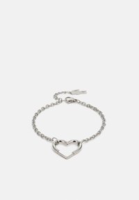 Sølv armbånd med kjededesign og et hjerteformet anheng. Hjertet er åpent, noe som fremhever den strømlinjeformede, moderne formen.