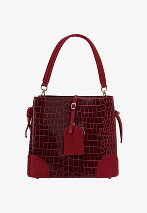 Rød kunstlæder håndtaske med krokodillemønster, dobbelte håndtag, en bagage标签 detalje og glatte accenter i bunden.