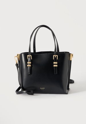 Borsa a mano in pelle nera Aldo con doppi manici superiori, dettagli con fibbia dorata e tracolla removibile su sfondo bianco.