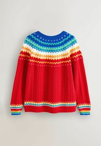 Rode gebreide trui met een meerkleurige gebreide yoke. Kenmerkt zich door een blauw en groene zigzagontwerp, gele en witte diamanten, en geribde manchetten.