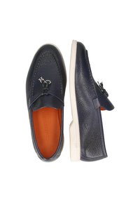 Marinefarbene Slipper aus strukturiertem Lederoberteil, orangefarbenem Fußbett und weißer Sohle. Mit Metallakzenten und einer glatten, runden Form.